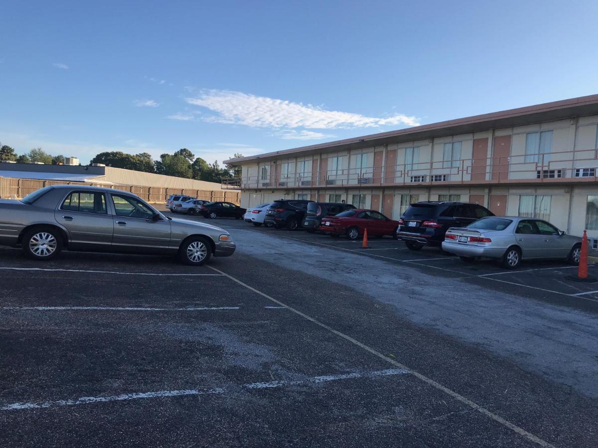 Tyler Inn & Suites Exterior foto